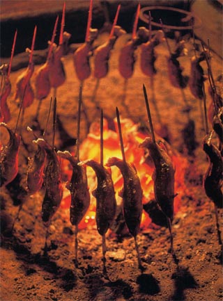 囲炉裏で焼く川魚